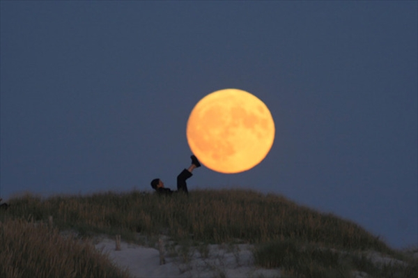 闇夜に浮かぶ”月”で遊ぶ　遠近法を利用した満月や三日月の写真集010